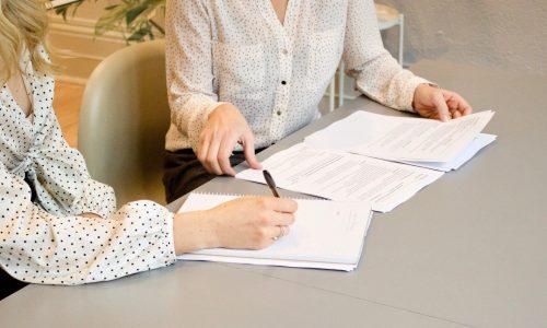 Personnes écrivant sur un cahier