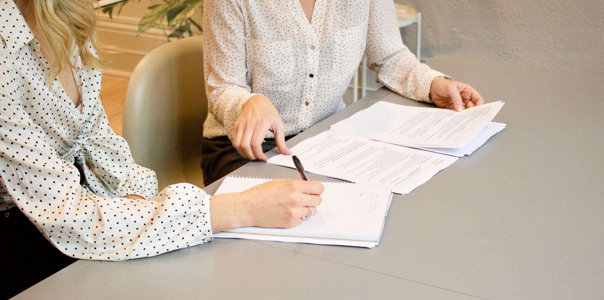 Personnes écrivant sur un cahier