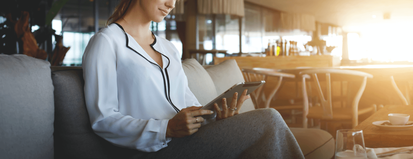 Femme sur une tablette