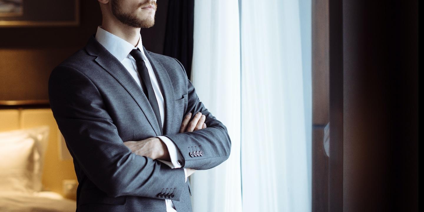 Homme en costume cravate