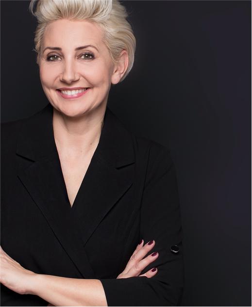 Femme souriante en tailleur noir