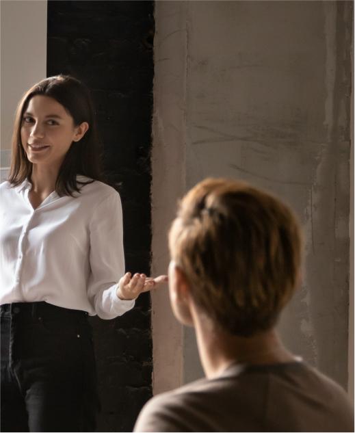 Femme en tailleur en réunion