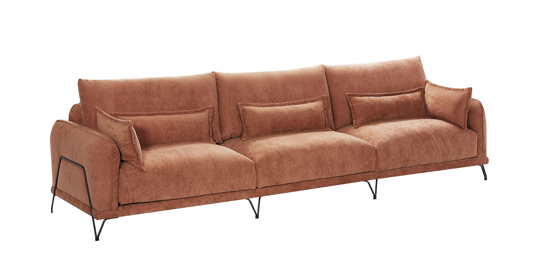 Canapé Ducaty 3 places en tissu marron avec pieds en métal noir, design contemporain et confort moderne.