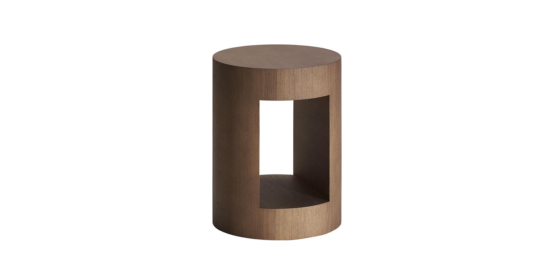 Tabouret Ivrea en bois marron, au design sculpté et aux courbes douces.